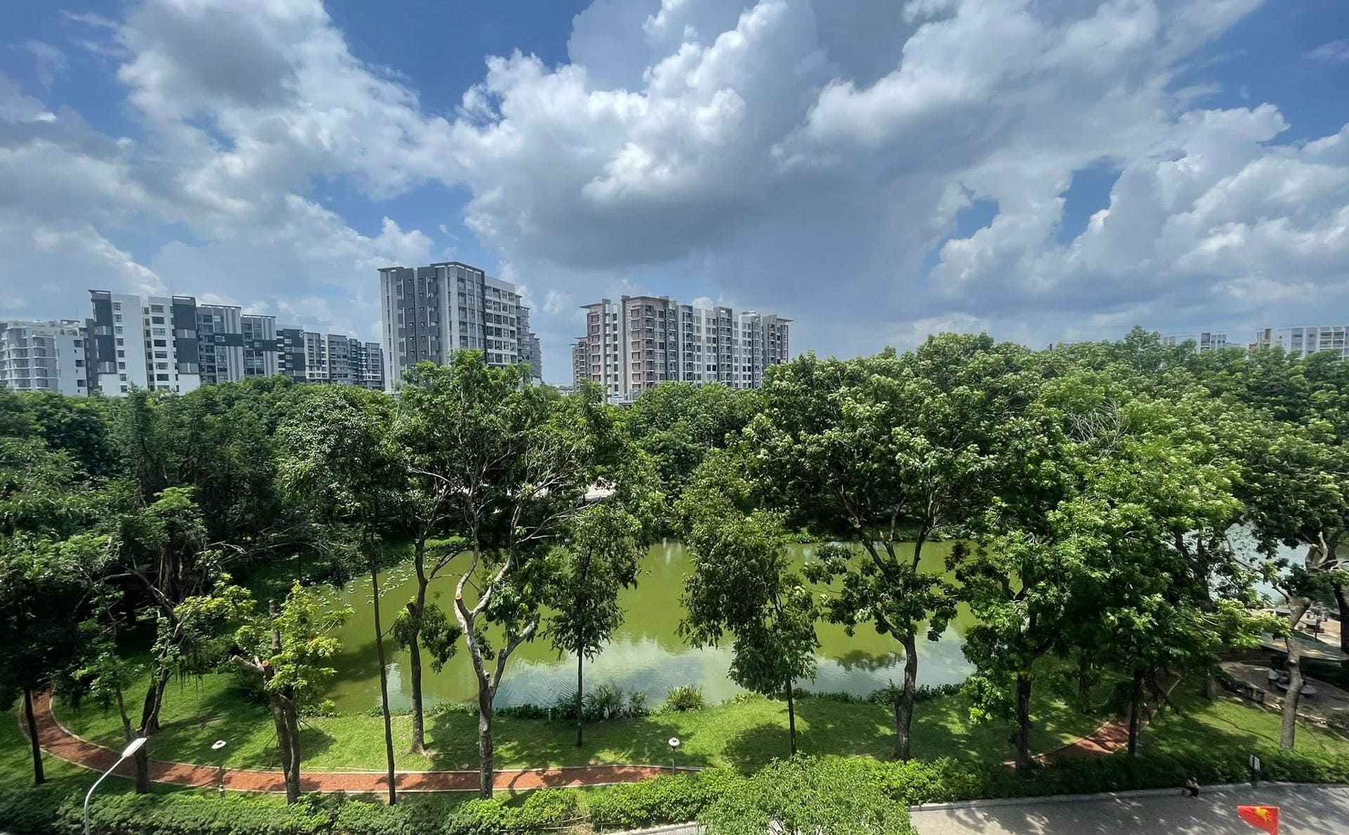 Celadon City – Khu đô thị xanh hiếm có giữa lòng TP.HCM, với công viên, cây xanh, mặt nước bao quanh, đem lại không gian sống thư thái mỗi ngày.